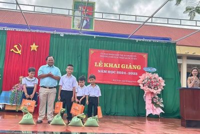 Trao quà ” Tiếp sức đường dài” tại lễ khai giảng năm học mới 2024-2025
