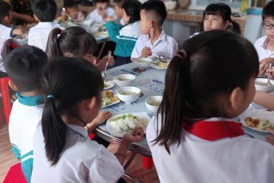 Cơm trưa vui vẻ của các em học sinh bán trú tại Trường TH Trần Quốc Tuấn