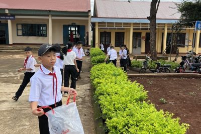 Lao động, dọn vệ sinh tường lớp hưởng ứng phong trào ” Ngày 15 xanh, Buôn Hồ sạch đẹp”
